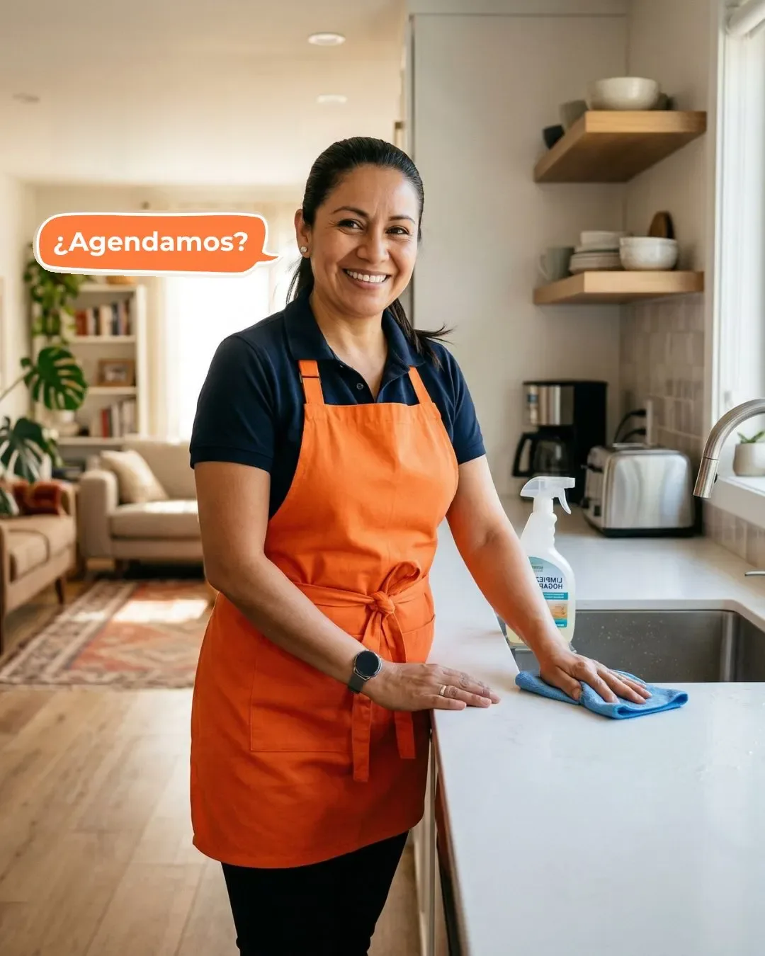 Limpieza a domicilio en Canelones: empleada de limpieza con delantal en una cocina