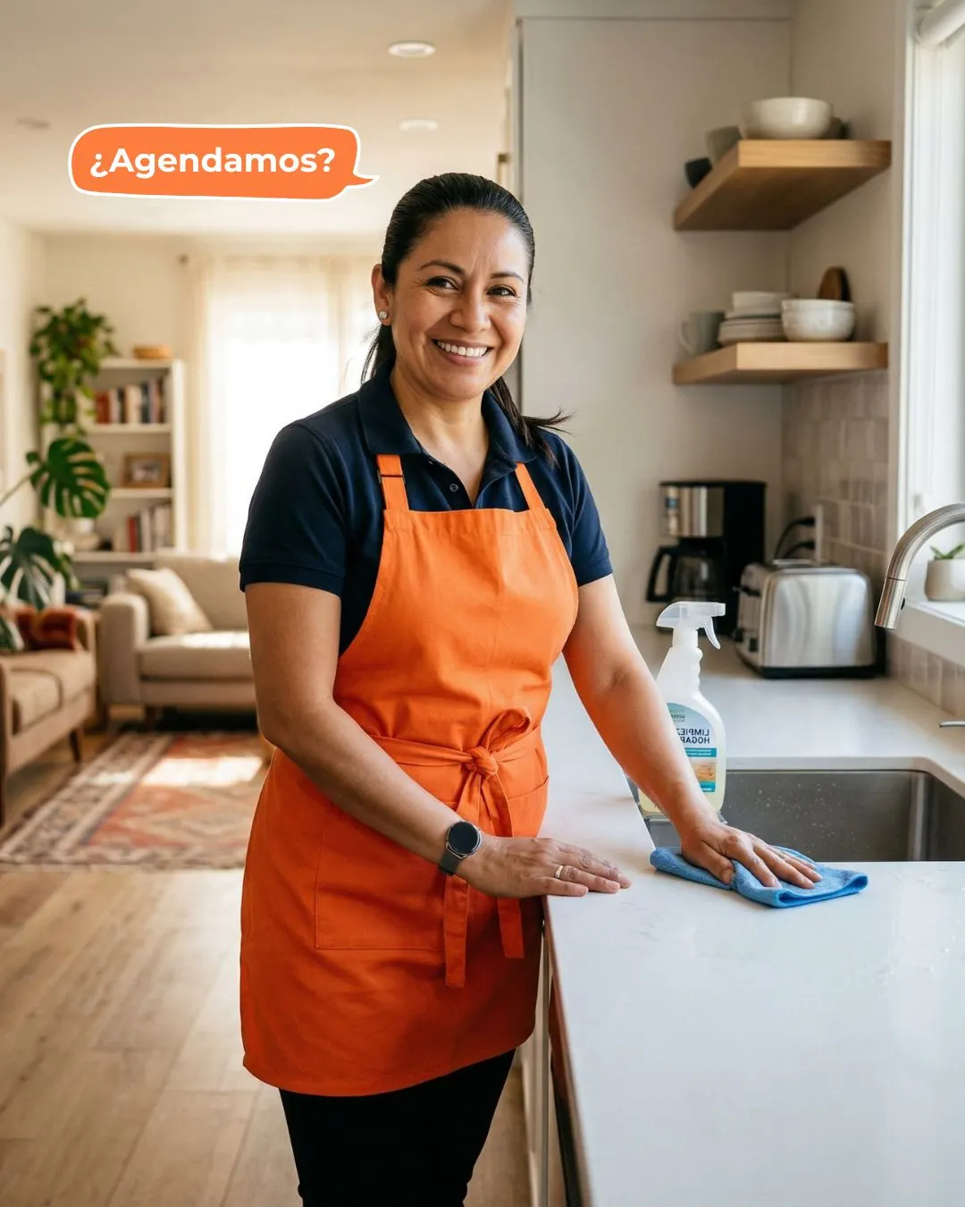 Limpiadora de ArreglaTodo con delantal naranja limpiando una cocina en Montevideo