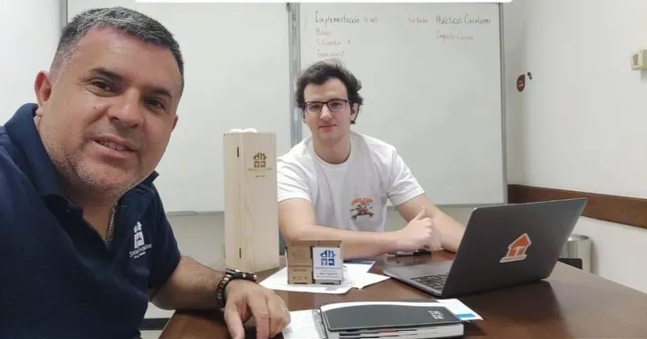 Reunión en una oficina, con una notebook con el logo de ArreglaTodo