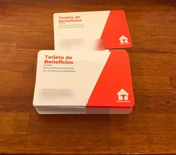 Tarjetas de Beneficios de ArreglaTodo sobre una mesa de madera