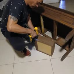 Emiliano M., armador de muebles de la comunidad de ArreglaTodo