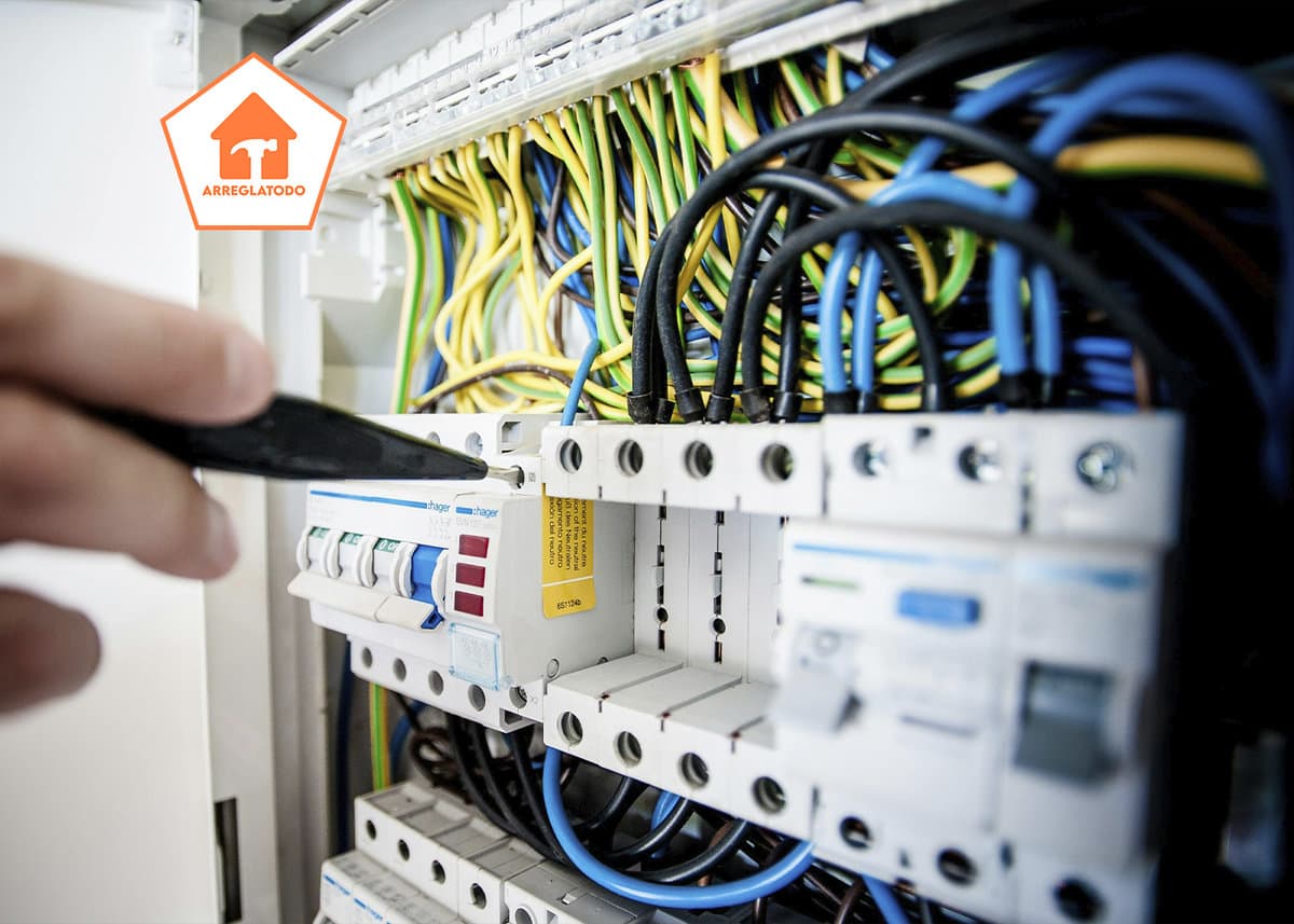 Problemas eléctricos comunes en tu hogar y cómo identificarlos