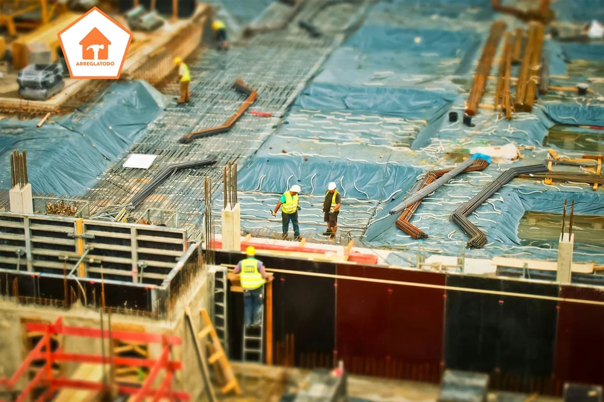 Constructores trabajando en el techo de una obra